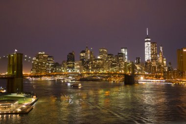 Brooklyn Köprüsü'nün New York geceleri ve Manhattan siluetinin
