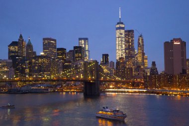 Brooklyn Köprüsü'nün New York'ta Manhattan siluetinin ve akşam