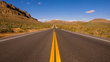Uzun ve boş yalnız yol Arizona yoluyla