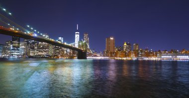 Brooklyn Köprüsü'nün New York geceleri ve Manhattan siluetinin