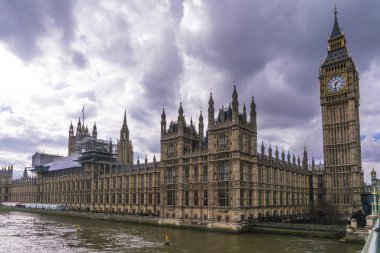 Parlamentosu Westminster Big Ben ve Kraliçe Elizabeth kule evleri