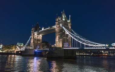 Tower Bridge Londra'da Thames Nehri - güzel bir gece görünümü