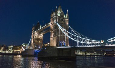 Tower Bridge Londra'da Thames Nehri - güzel bir gece görünümü