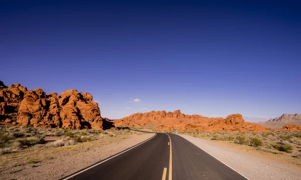 Longa e vazia estrada através do Arizona — Fotografia de Stock