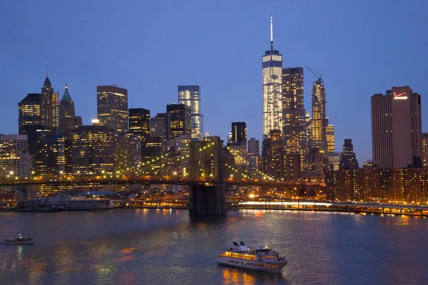 Brooklyn Bridge Nueva York por la noche y Manhattan skyline — Foto de Stock