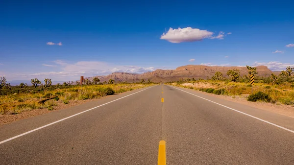 アリゾナ州を通って長い空の寂しい道 — ストック写真