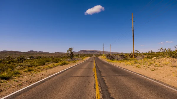 Lång och Tom lonesome road genom Arizona — Stockfoto