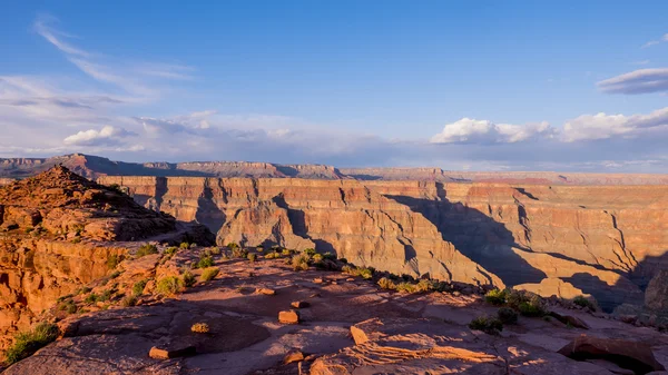 Grand Canyon Arizonaon aurinkoinen päivä — kuvapankkivalokuva
