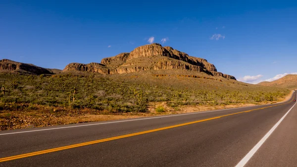 Длинная и пустая одинокая дорога через Аризону — стоковое фото