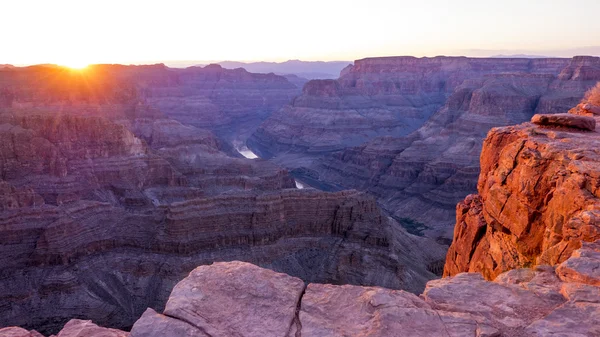 Kaunis auringonlasku Grand Canyonin yllä — kuvapankkivalokuva