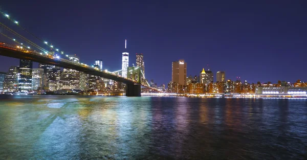 纽约布鲁克林桥在晚上和曼哈顿天际线 — 图库照片