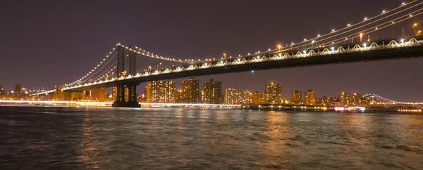 Nowojorski Manhattan Bridge nocą — Zdjęcie stockowe