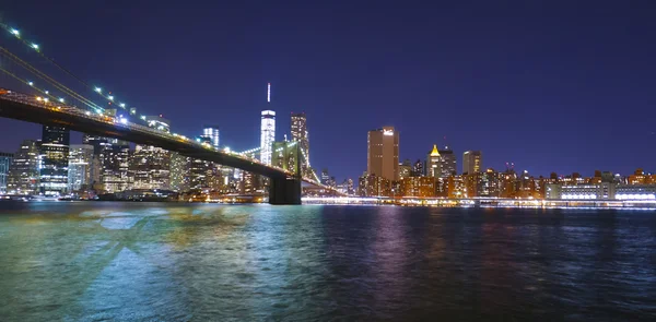 Brooklyn Bridge New York di notte e Manhattan skyline — Foto Stock