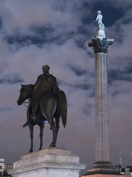 Estátua e coluna na Trafalgar Square Londres — Fotografia de Stock