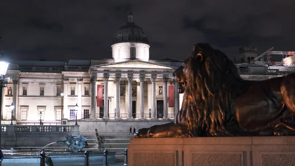 Nationalgalerie und Löwen am Trafalgar Square in London bei Nacht — Stockfoto