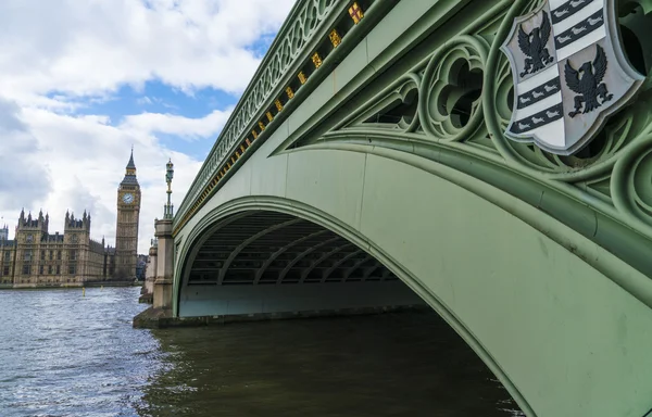 Parlamentsgebäude Big Ben und Westmünsterbrücke — Stockfoto