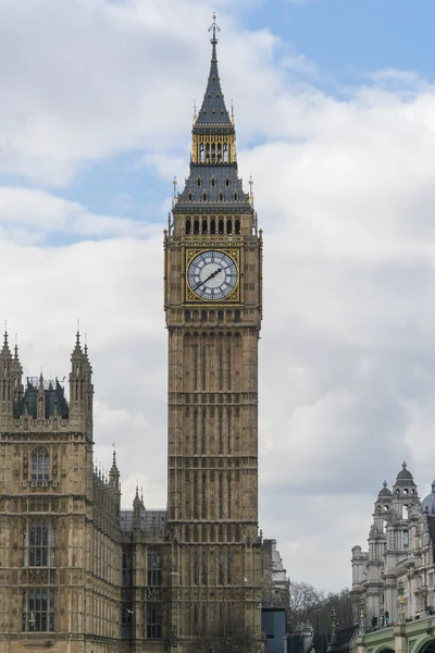 Parlamentosu Westminster Big Ben ve Kraliçe Elizabeth kule evleri — Stok fotoğraf