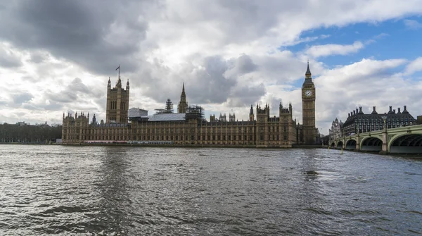 Casas del Parlamento Big Ben y Westminster Bridge — Foto de Stock