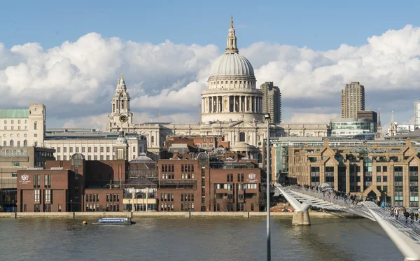 St. Pauls cathedral Londýn a Millennium most přes řeku Temži — Stock fotografie