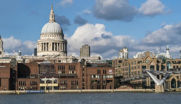 St. Pauls cathedral, London en Millennium brug over de rivier de Theems — Stockfoto