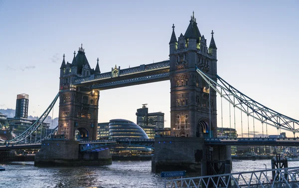 London Tower Bridge přes řeku Temži v večer — Stock fotografie