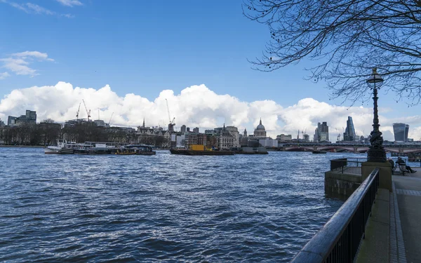 De koninginnen lopen op Southbank van River Thames Londen — Stockfoto