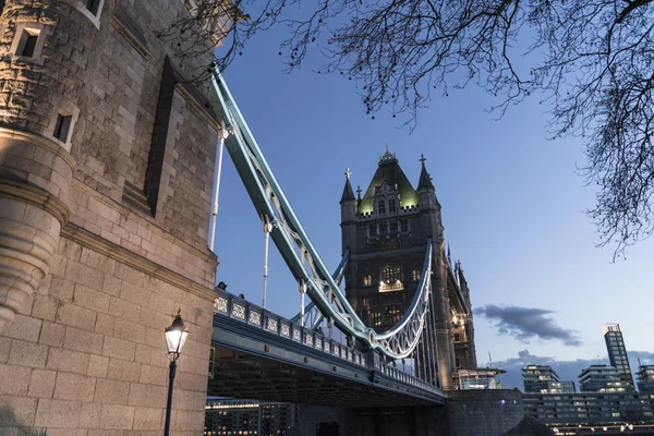 Tower Bridge Londres sobre el río Támesis por la noche — Foto de Stock