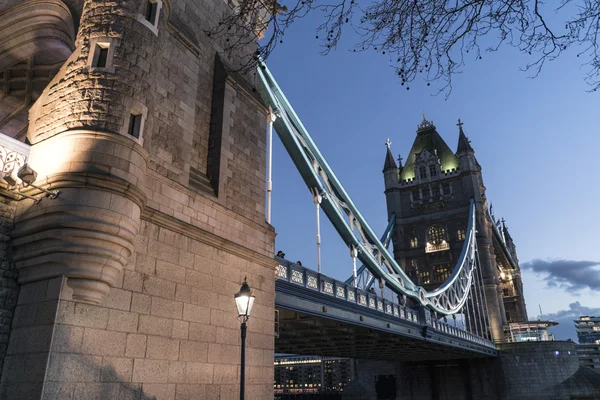 Tower Bridge Londres sobre el río Támesis por la noche — Foto de Stock