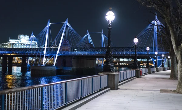 Golden Jubilee Bridge Londres à noite colorido iluminado — Fotografia de Stock