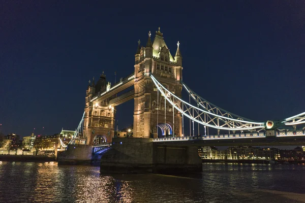 London Tower Bridge ποταμό Τάμεση - όμορφη νυχτερινή προβολή — Φωτογραφία Αρχείου