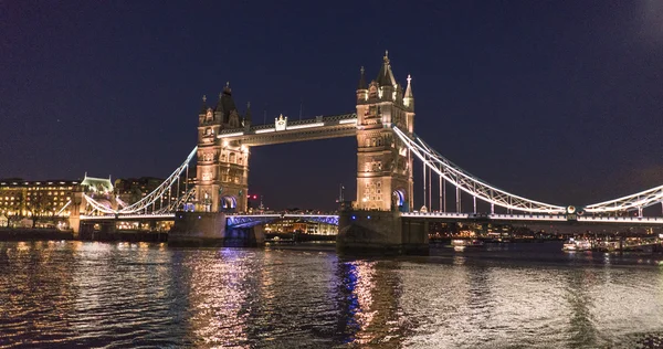 Tower Bridge Londres sobre o Rio Tâmisa - bela vista noturna — Fotografia de Stock