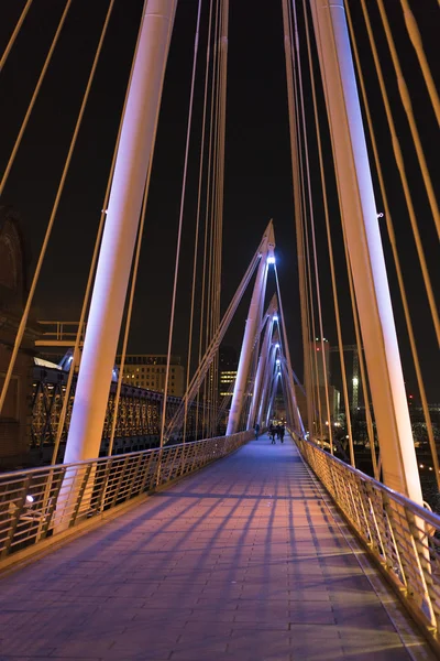 Golden Jubilee Bridge Londra gece renkli ışıklı — Stok fotoğraf