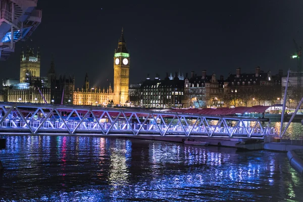 Río Támesis con Big Ben y Casas del Parlamento en la noche —  Fotos de Stock