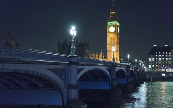 Westmünsterbrücke mit großem Ben und Parlamentsgebäuden bei Nacht — Stockfoto