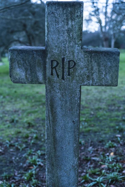 Antiguo sepulcro RIP Descanso en crucifijo de paz en un cementerio —  Fotos de Stock