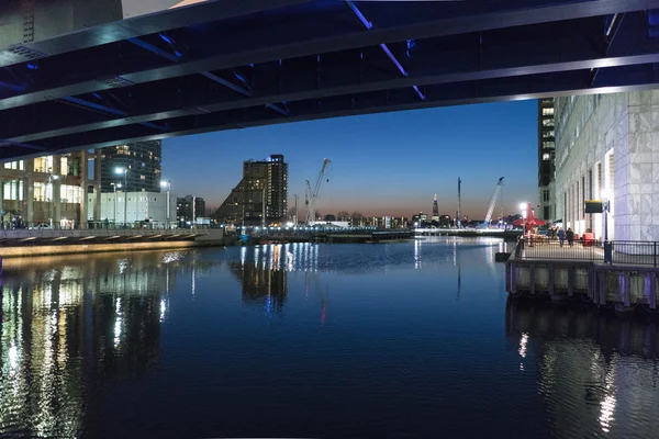 Bela área de Canary Wharf Londres à noite — Fotografia de Stock