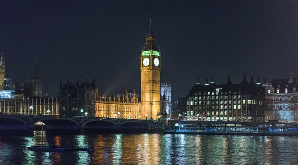 Themse mit großem Ben und Parlamentsgebäuden in der Nacht — Stockfoto