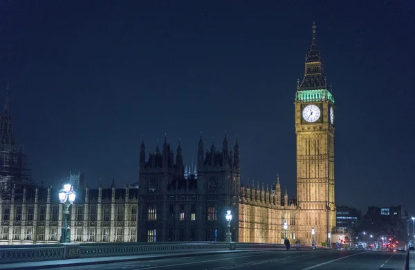 Westminster Bridge met Big Ben en Houses of Parliament's nachts — Stockfoto