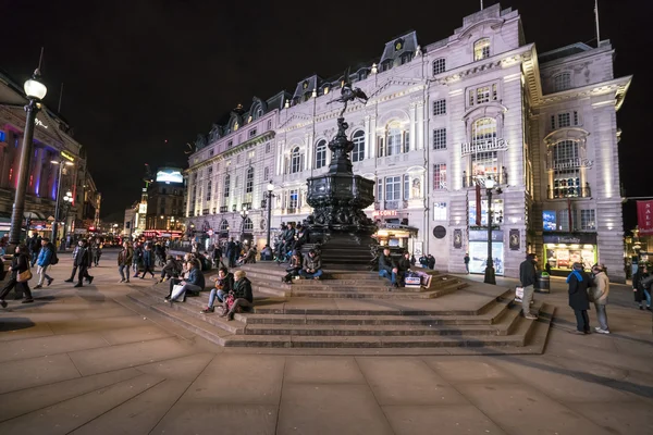 A Fonte de Piccadilly Circus LONDON, ENGLAND - FEVEREIRO 22, 2016 — Fotografia de Stock