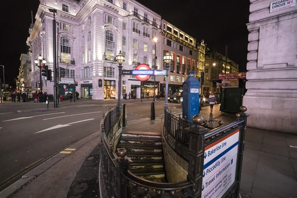 Street corner and Underground station at Piccadilly Circus LONDON, ENGLAND - FEVEREIRO 22, 2016 — Fotografia de Stock