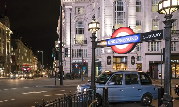 Estação de metrô de Londres Piccadilly Circus LONDON, ENGLAND - FEVEREIRO 22, 2016 — Fotografia de Stock