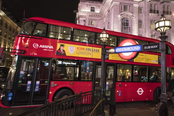赤バス ピカデリー サーカス、ロンドン - 2016 年 2 月 22 日 — ストック写真