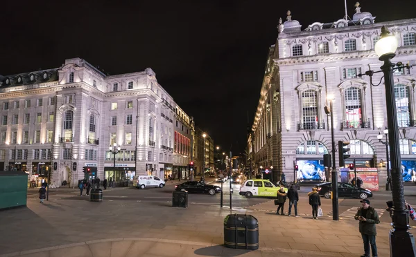 Londres Piccadilly street LONDRES, INGLATERRA - 22 DE FEBRERO DE 2016 — Foto de Stock