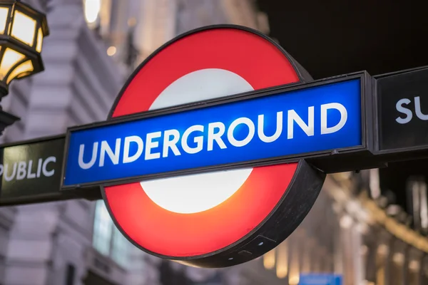 Estação de metrô de Londres LONDRES, ENGLÂNDIA - FEVEREIRO 22, 2016 — Fotografia de Stock