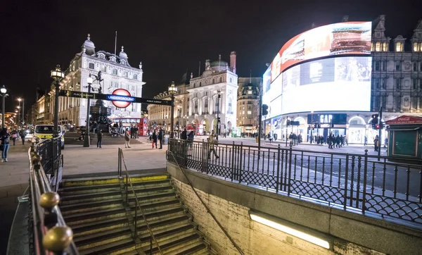 Słynnego Piccadilly Circus przez noc Londyn, Anglia - 22 lutego 2016 — Zdjęcie stockowe