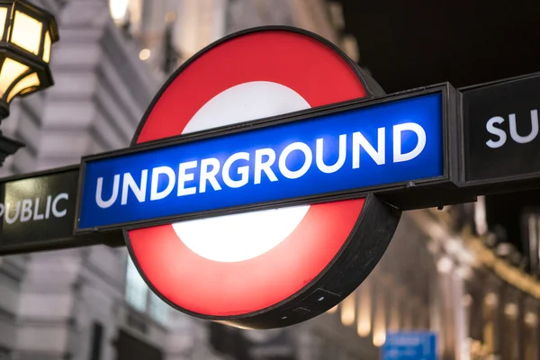 Estação de metrô de Londres LONDRES, ENGLÂNDIA - FEVEREIRO 22, 2016 — Fotografia de Stock