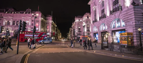 Londen Piccadilly Street Corner - groothoek schot Londen, Engeland - 22 februari 2016 — Stockfoto