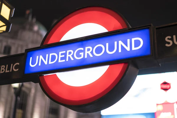 Estação de metrô de Londres LONDRES, ENGLÂNDIA - FEVEREIRO 22, 2016 — Fotografia de Stock