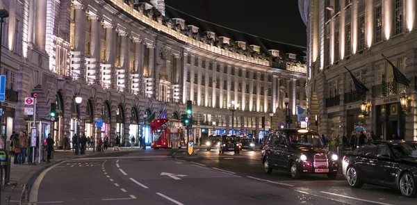 Regent Street door nacht Londen, Engeland - 22 februari 2016 — Stockfoto