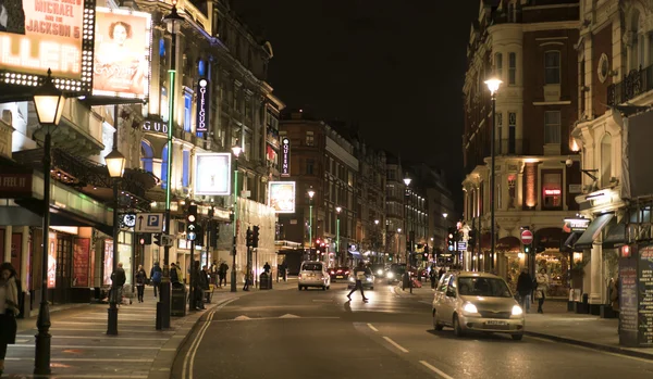 著名的沙夫茨伯里大道在剧院区伦敦，英国-2016 年 2 月 22 日 — 图库照片